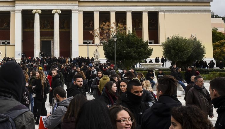 Μαθητικό συλλαλητήριο και πορεία στη Βουλή (video)