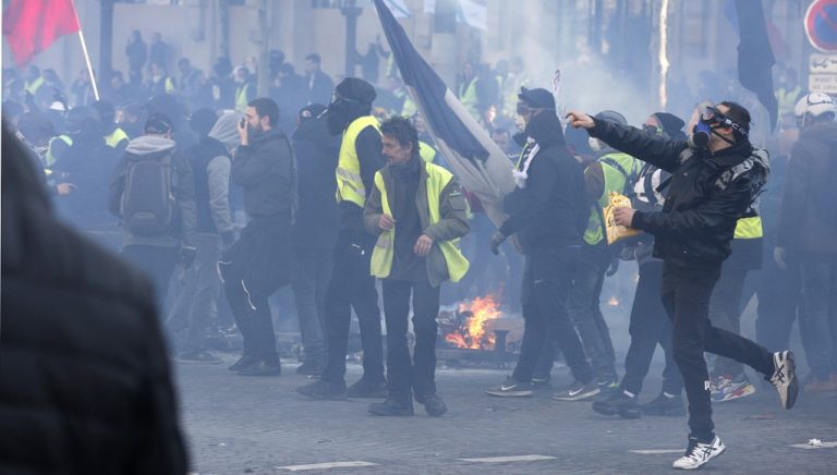 “Κίτρινα Γιλέκα”: Λεηλασίες και εμπρησμοί καταστημάτων στο Παρίσι- Αναφορές για τραυματίες (video)