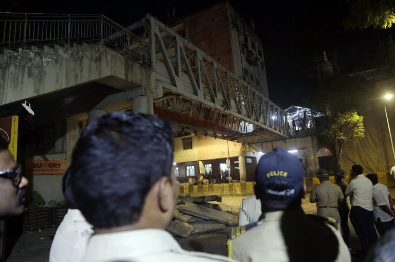 Κατάρρευση πεζογέφυρας στην Ινδία- Αναφορές για νεκρούς και τραυματίες (video)
