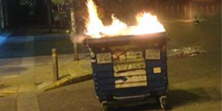 Χανιά: Μασκαράδες και κουκουλοφόροι πυρπόλησαν κάδους