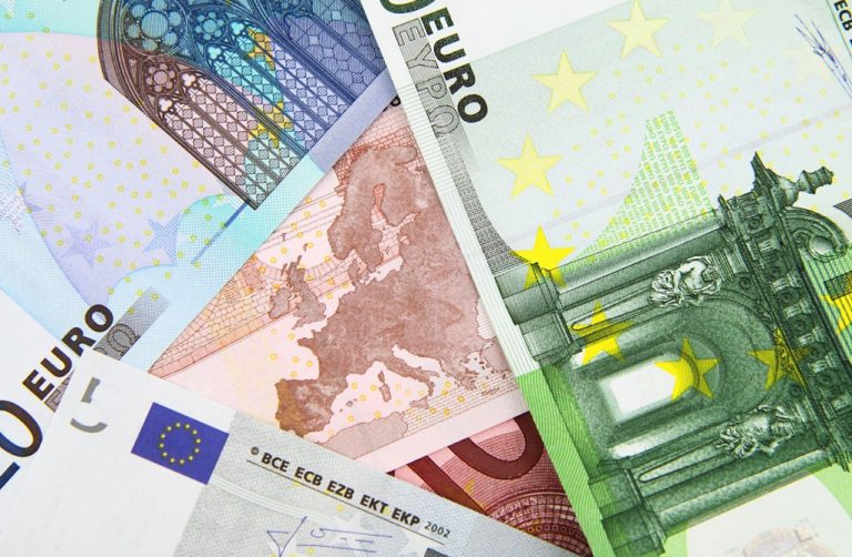 Αυξήθηκαν κατά περίπου 1 δισ. ευρώ οι καταθέσεις τον Αύγουστο (video)