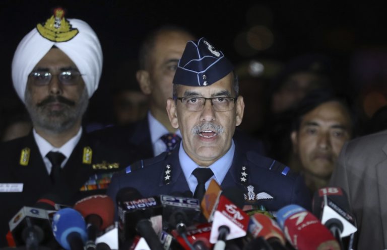 Το Πακιστάν παρέδωσε στην Ινδία τον πιλότο του μαχητικού που κατερρίφθη