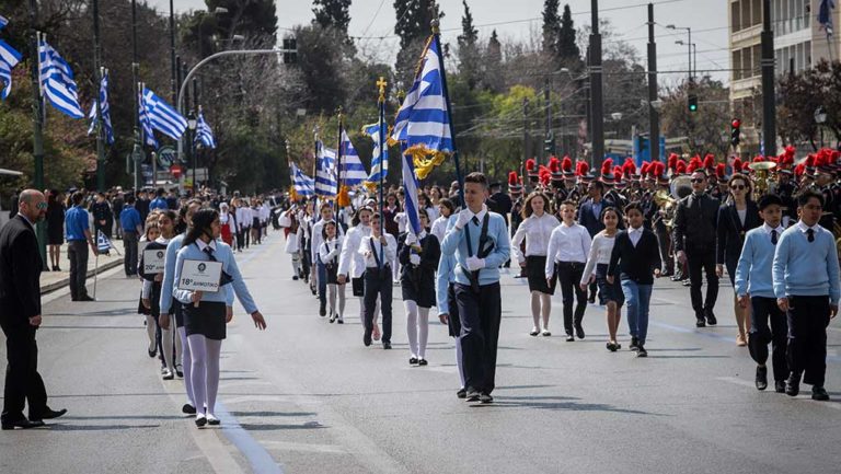 Εντυπωσιακή μαθητική παρέλαση στην Αθήνα για την 25η Μαρτίου (video)
