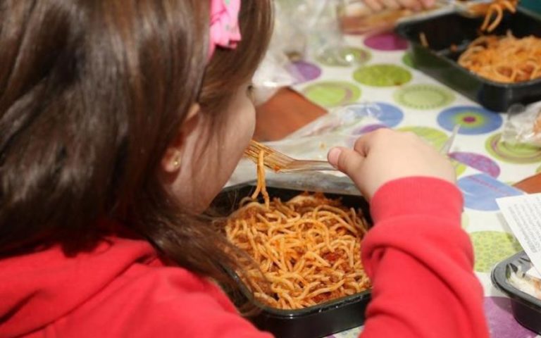 Η Α. Αντωνέλλη ζητά την ένταξη των σχολείων της Λέσβου στο πρόγραμμα σχολικών γευμάτων