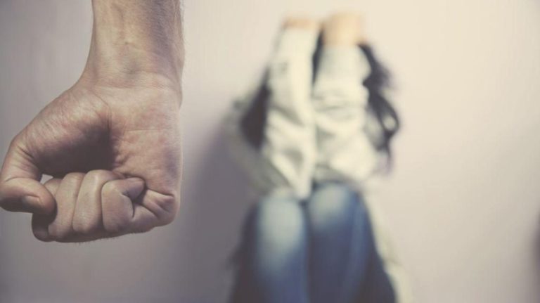 Στο σκαμνί ο βάρβαρος πατέρας που ξυλοκόπησε την κόρη του