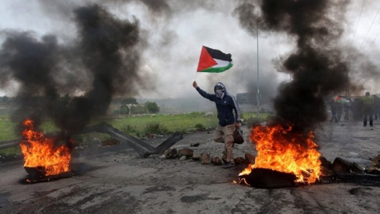Γάζα: Αληθινές σφαίρες και πετροπόλεμος κάτω από τον “φράκτη”