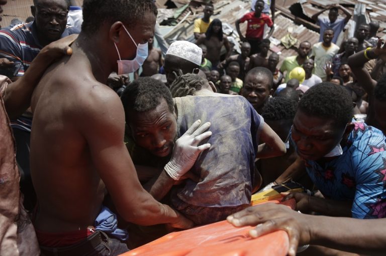 Κατάρρευση κτηρίου στη Νιγηρία-Ψάχνουν στα ερείπια για επιζώντες (video)