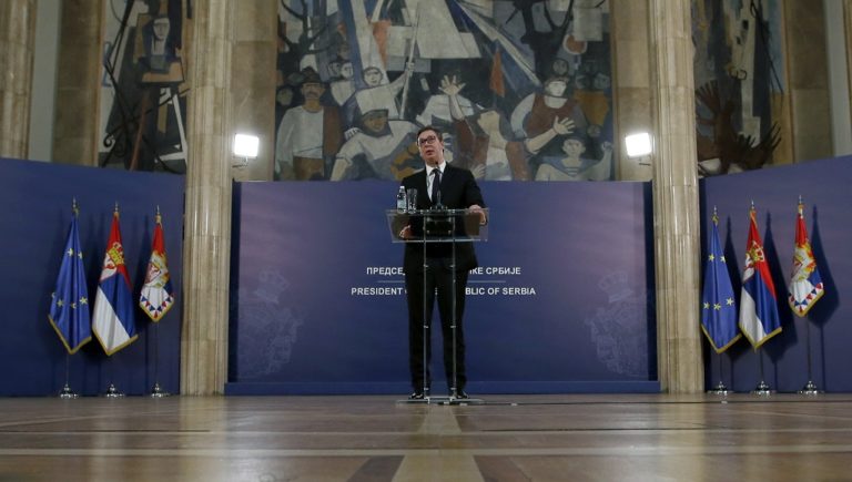 Σερβία: Διαδηλωτές απέκλεισαν στο προεδρικό μέγαρο τον πρόεδρο Βούτσιτς (video)