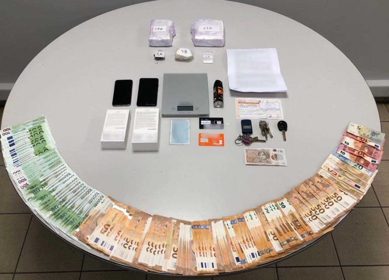 Συνελήφθη ζευγάρι που έκρυβε 1 κιλό κοκαΐνης σε παιδικό καρότσι