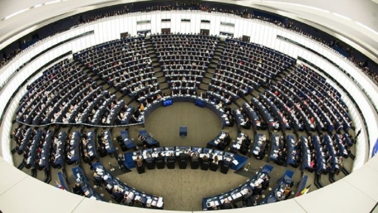 Βρυξέλλες: Το σκάνδαλο δωροδοκίας της Huawei φέρνει και πάλι στο προσκήνιο τον αγώνα κατά της διαφθοράς στην ΕΕ