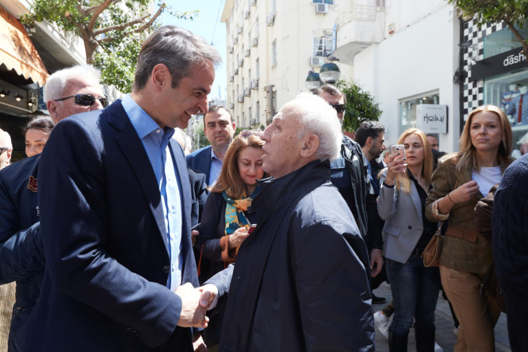 Ο Κ. Μητσοτάκης στον Πειραιά σε οδηγούς ταξί και στους εμπορικούς δρόμους (video)
