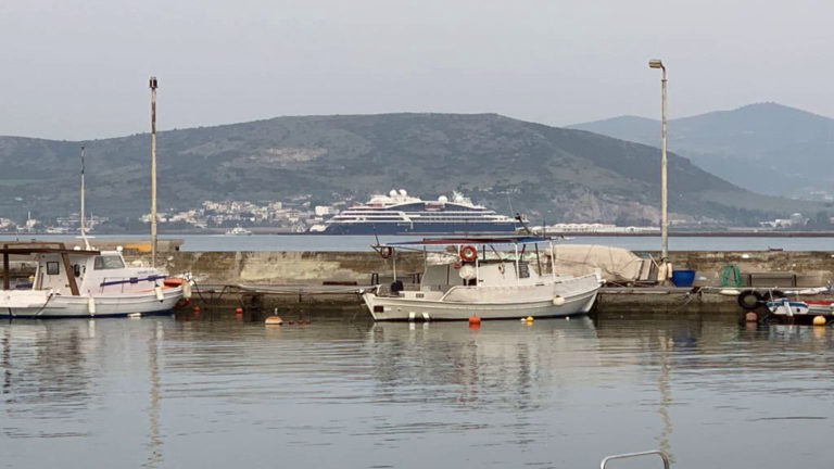 Το κρουαζιερόπλοιο «Le Bougainville» στο λιμάνι του Βόλου