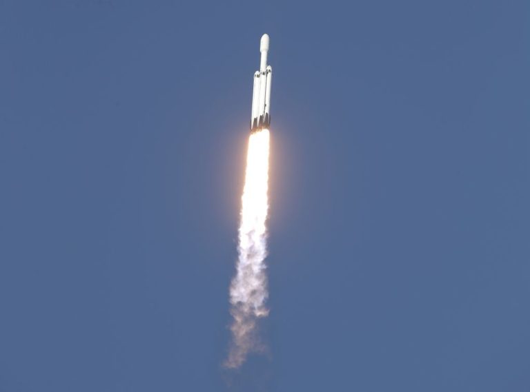 Space Χ: Πραγματοποιήθηκε η πρώτη εμπορική εκτόξευση του πυραύλου Falcon Heavy