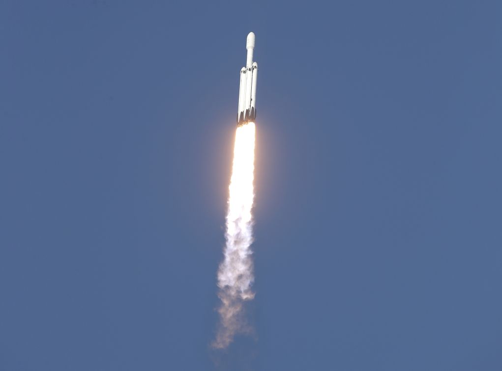Space Χ: Πραγματοποιήθηκε η πρώτη εμπορική εκτόξευση του πυραύλου Falcon Heavy