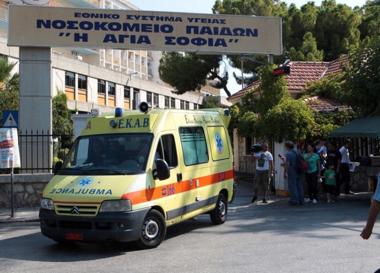 Σε κρίσιμη κατάσταση 5χρονο αγοράκι που καταπλακώθηκε από γκαραζόπορτα (video)