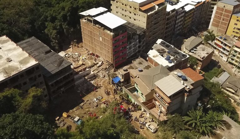Βραζιλία: Δύο νεκροί από κατάρρευση δύο τετραώροφων κτηρίων σε φαβέλα (video)