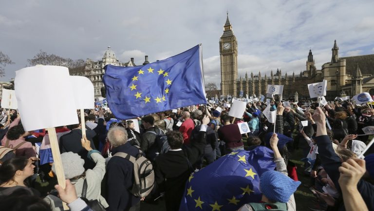 Μ. Βρετανία: Πορεία υπέρ της Ευρώπης ετοιμάζουν οργανώσεις κατά του Brexit