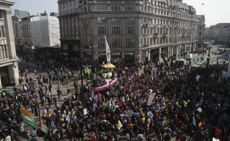 Παράλυση στο κέντρο του Λονδίνου από διαδηλωτές για το κλίμα-290 προσαγωγές