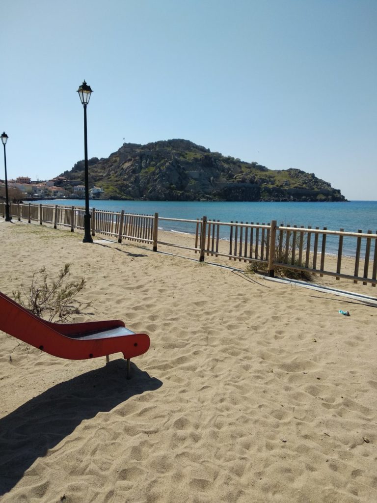 Εκτεταμένες φθορές σε περίφραξη παιδικής χαράς στη Μύρινα