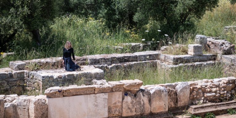 «Αποχωρισμοί» της Σοφίας Χιλλ στο αρχαίο θέατρο Απτέρας