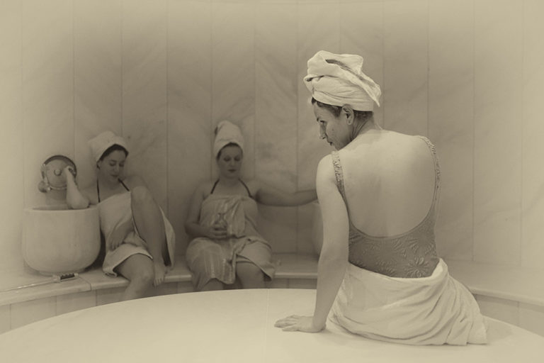 «Οι λουόμενες» ανεβαίνουν στο Skrow Theater