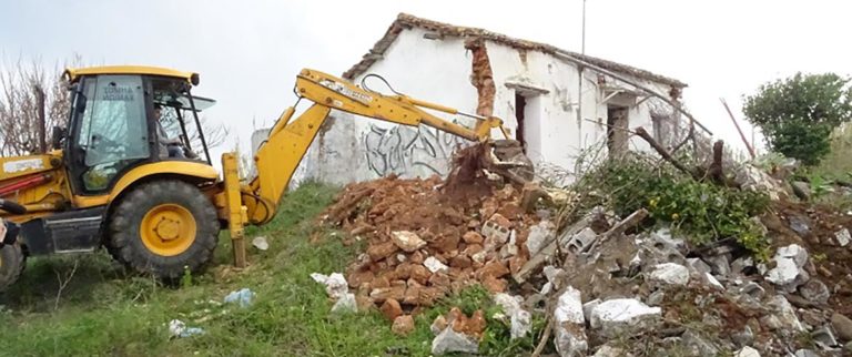 Κατεδάφιση επικινδύνων ετοιμόρροπων κτισμάτων – Υπογραφή σύμβασης από τον Δήμαρχο Χανίων, Τ. Βάμβουκα