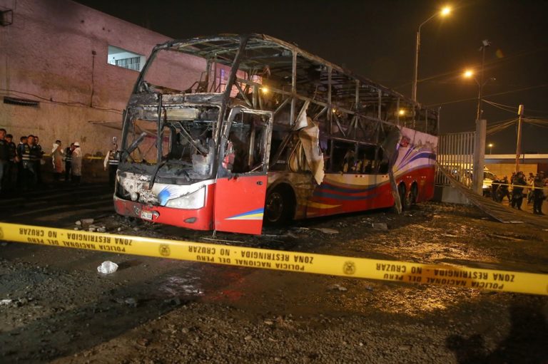 Φριχτό θάνατο βρήκαν 20 επιβάτες σε φλεγόμενο λεωφορείο στο Περού