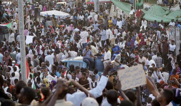 Σουδάν: Mεταβίβαση της εξουσίας σε πολιτική μεταβατική κυβέρνηση ζήτησε η Ε.Ε.
