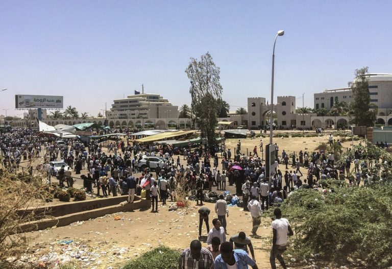 Πυρά στη συγκέντρωση χιλιάδων διαδηλωτών  στο Σουδάν