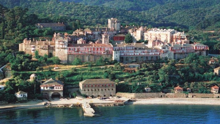 Με τρόφιμα ενισχύει την Ι.Μ.Δ. η Μονή Βατοπεδίου ενόψει Πάσχα
