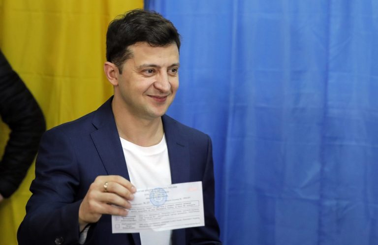Ο Ουκρανός κωμικός Βολοντίμιρ Ζελένσκι  εκλέγεται πρόεδρος (video)