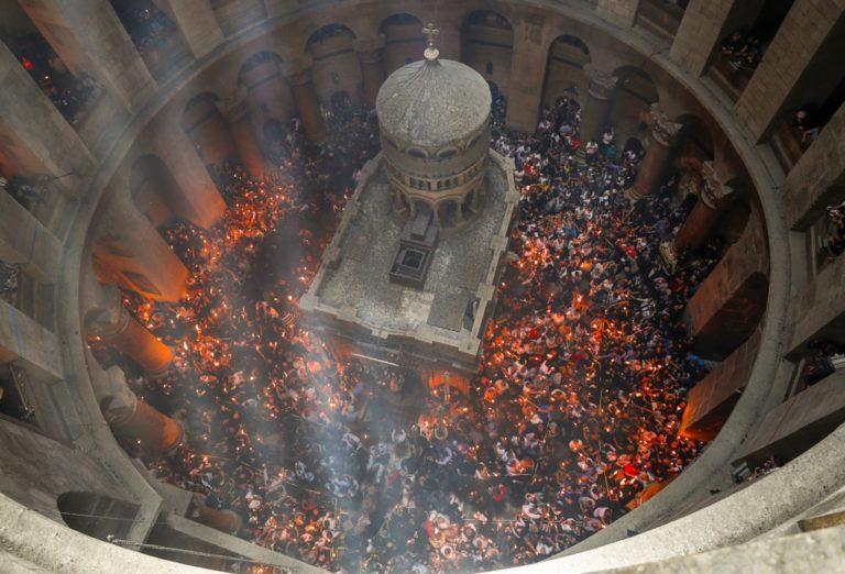 Με κατάνυξη η Αφή του Αγίου Φωτός στα Ιεροσόλυμα-Στις 18:30 στην Ελλάδα με το ελπιδοφόρο μήνυμα της Ανάστασης (video)