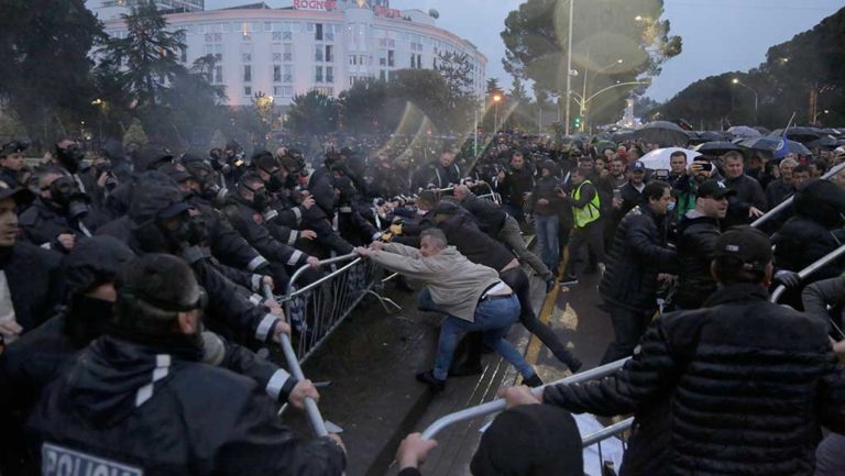 Αλβανία: Επεισόδια έξω από την έδρα της κυβέρνησης στα Τίρανα (video)