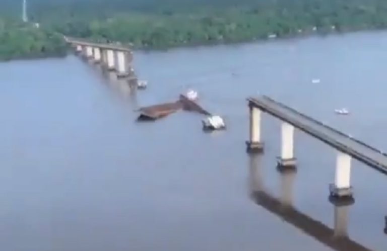Βραζιλία: Κατέρρευσε τμήμα γέφυρας όταν “έπεσε” φέριμπουτ σε έναν από τους πυλώνες της