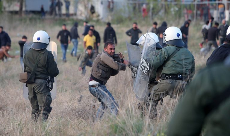 Ένταση και πάλι στα Διαβατά – Κατάληψη από πρόσφυγες στον Σταθμό Λαρίσης (video)