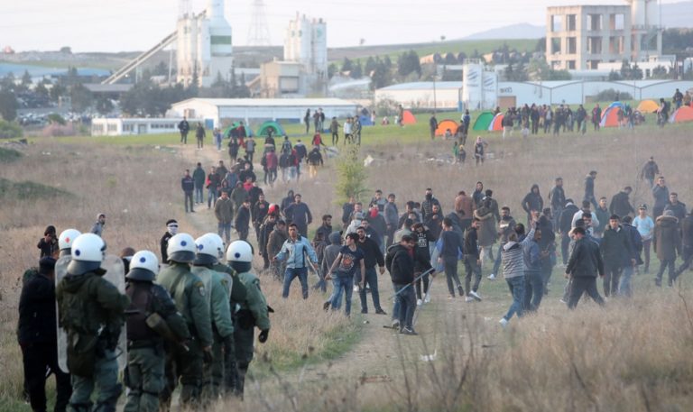 Συγκέντρωση μεταναστών στα Διαβατά- Βίτσας: Δεν πρόκεται να ανοίξουν τα σύνορα (video)