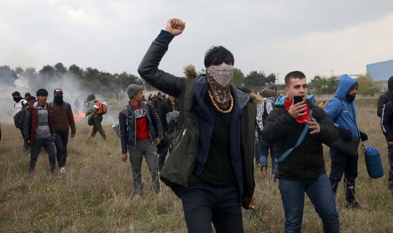 Παραμένουν πρόσφυγες και μετανάστες στα Διαβατά – Υπήρξε ένταση το μεσημέρι (video)