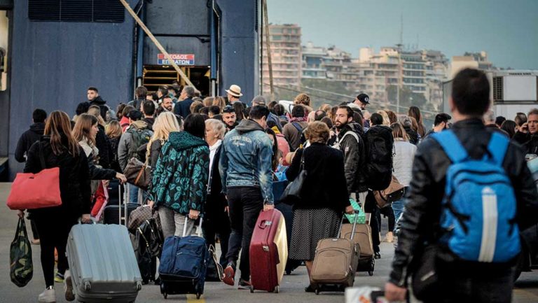 Πάσχα εκτός των τειχών: Με κάθε μέσο αναχωρούν οι εκδρομείς (video)