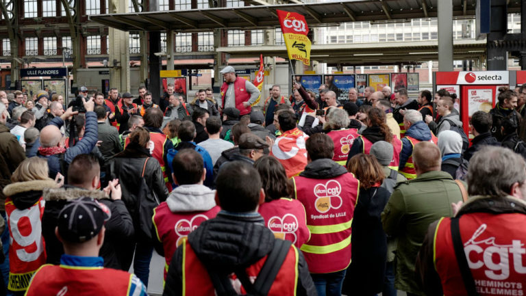 ΠΑΜΕ: Αλληλεγγύη στους εργαζόμενους και τα αγωνιστικά συνδικάτα της Γαλλίας