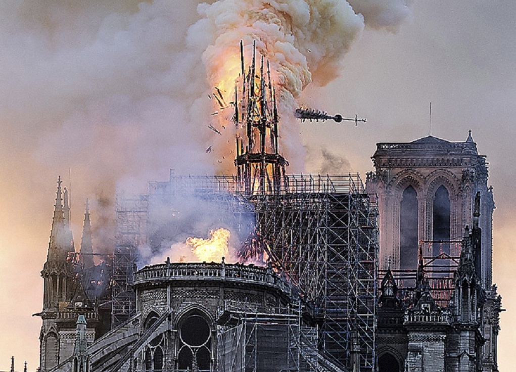 Παναγία των Παρισίων: Ιστορία αιώνων στις φλόγες -Τι σώθηκε και τι χάθηκε (video)