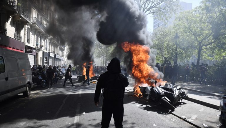 Παρίσι: Συγκρούσεις της αστυνομίας με διαδηλωτές των “κίτρινων γιλέκων”