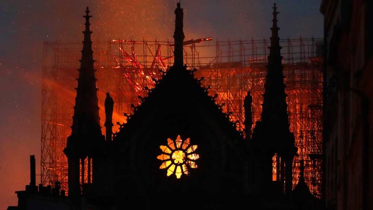 Παναγία των Παρισίων:«Κολοσσιαία» αλλά όχι ολική η καταστροφή-Μακρόν: Θα την ξαναχτίσουμε μαζί (video-photos)
