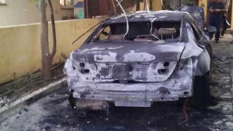 Καταστράφηκε από φωτιά παλιό αυτοκίνητο στη Ν. Ιωνία