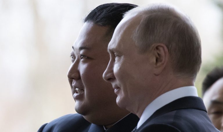 Η πρώτη συνάντηση κορυφής του Βλ. Πούτιν με τον Κιμ Γιονγκ Ουν