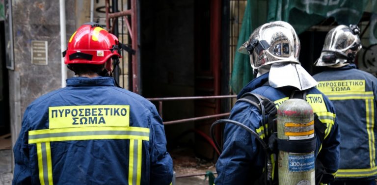 Ηράκλειο: Στις φλόγες εγκαταλελειμμένη έκθεση επίπλων