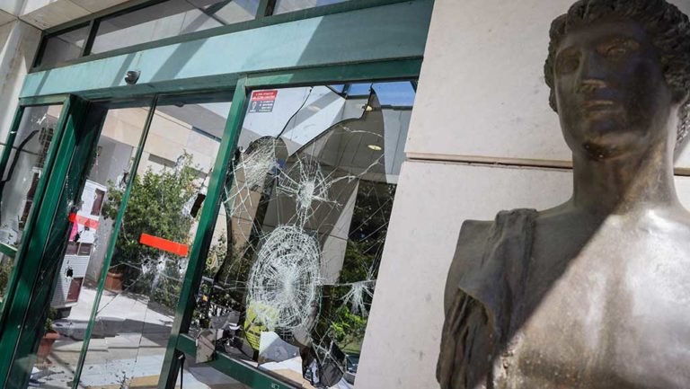 Παρέμβαση του Ρουβίκωνα στο δημαρχείο Ηλιούπολης