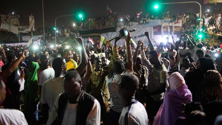 Σουδάν: Παραιτήθηκε ο επικεφαλής του πραξικοπήματος-Συνεχίζονται οι διαδηλώσεις για πολιτική κυβέρνηση