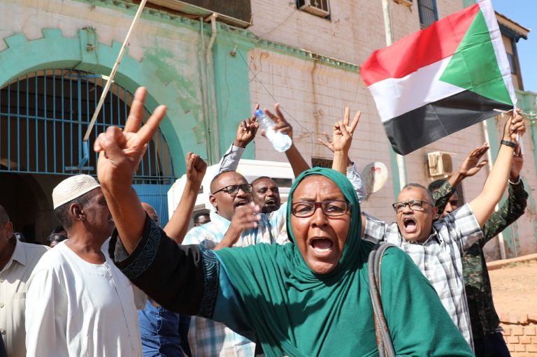 Διαδηλώσεις στο Σουδάν με αίτημα κυβέρνηση πολιτών και όχι στρατού