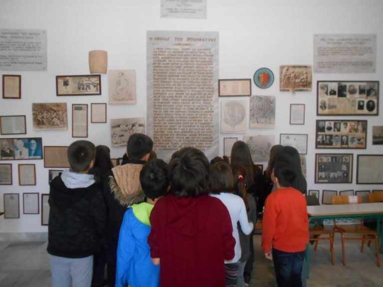 Μαθητές του δημοτικού της Τερψιθέας στο μνημείο του Ιπποκράτη