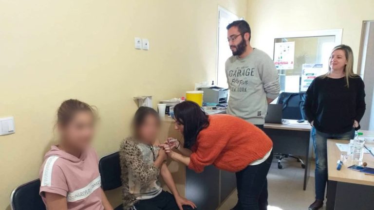 Εμβολιασμός παιδιών στον οικισμό «Μαύρικα» από την 1η Τ.ΟΜ.Υ.